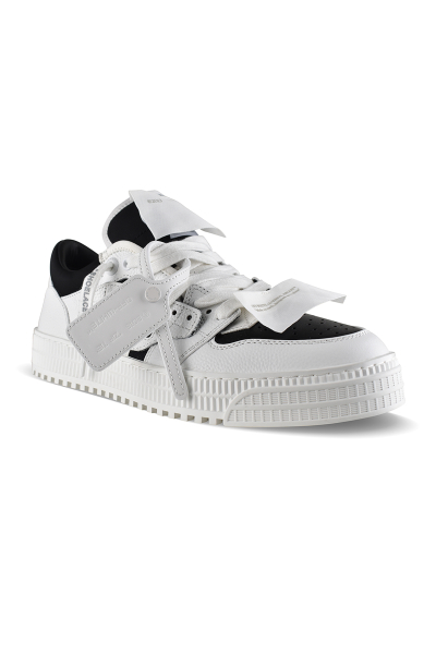 Off-White 3.0 Court Low Sneakers in wit en zwart – driekwartaanzicht