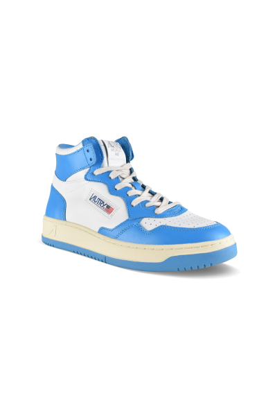 Autry Medalist Mid Sneakers in Weiß und Blau – Dreiviertelansicht