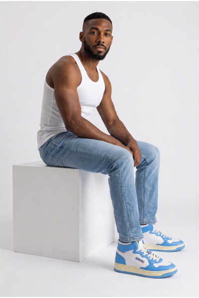Zapatillas Autry Medalist Mid blanco y azul – foto con modelo