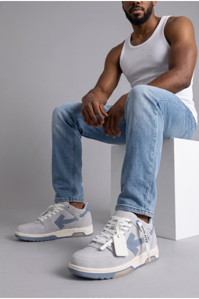 Sneakers Off-White Out of Office gris et bleu – photo portée
