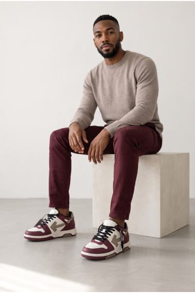 Sneakers Off-White Out of Office burdeos y blanco – foto con modelo