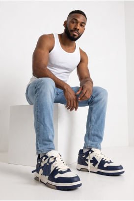 Sneakers Off-White Out of Office blanco y azul petróleo – foto con modelo