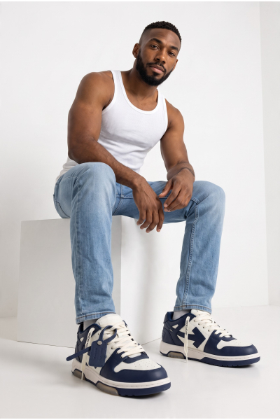 Sneakers Off-White Out of Office blanco y azul petróleo – foto con modelo