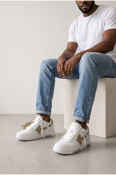 Off-White Out of Office Slim Sneakers in Weiß und Beige – am Model getragen